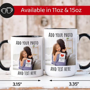 Pu&ograve; includere: Tazze in ceramica bianca con manici e bordi neri. Le tazze presentano una foto di una madre e un bambino, con il testo "Add Your Photo" e "And Text Here". La tazza pi&ugrave; piccola &egrave; alta 9.5 cm e larga 8 cm. La tazza pi&ugrave; grande &egrave; alta 11.7 cm e larga 8.5 cm.