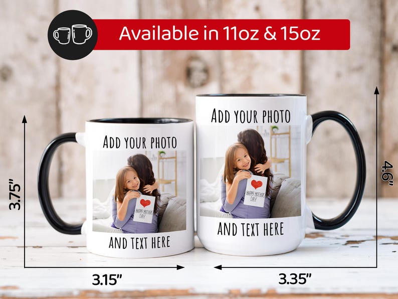 Pu&ograve; includere: Tazze in ceramica bianca con manici e bordi neri. Le tazze presentano una foto di una madre e un bambino, con il testo "Add Your Photo" e "And Text Here". La tazza pi&ugrave; piccola &egrave; alta 9.5 cm e larga 8 cm. La tazza pi&ugrave; grande &egrave; alta 11.7 cm e larga 8.5 cm.