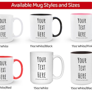 Peut inclure: Plusieurs tasses en c&eacute;ramique blanches avec des poign&eacute;es et int&eacute;rieurs de couleurs contrast&eacute;es, noir, rose et rouge. Chaque tasse affiche le texte "YOUR TEXT HERE" en noir, imprim&eacute; des deux c&ocirc;t&eacute;s. Disponibles en tailles 11oz et 15oz.