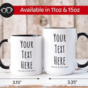 Peut inclure: Deux mugs en c&eacute;ramique blanche avec des anses et des bords noirs. Le plus petit mug mesure 9,5 cm de haut et 8 cm de large, tandis que le plus grand mesure 11,7 cm de haut et 8,5 cm de large. Les deux mugs portent l'inscription "YOUR TEXT HERE".