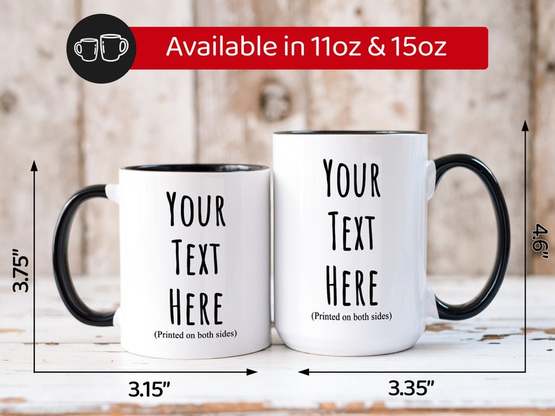 Peut inclure: Deux mugs en c&eacute;ramique blanche avec des anses et des bords noirs. Le plus petit mug mesure 9,5 cm de haut et 8 cm de large, tandis que le plus grand mesure 11,7 cm de haut et 8,5 cm de large. Les deux mugs portent l'inscription "YOUR TEXT HERE".