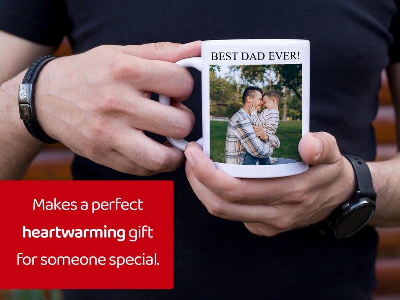 Pu&ograve; includere: Tazza in ceramica bianca con la scritta "BEST DAD EVER!" e una foto di un padre e un bambino. La tazza &egrave; tenuta da una persona che indossa una camicia nera e un orologio nero.