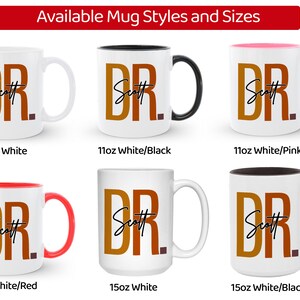 Peut inclure: Six styles diff&eacute;rents de tasses en c&eacute;ramique blanche avec un motif brun et orange qui dit "DR. Scott". Les tasses sont disponibles en tailles 11oz et 15oz avec des accents blancs, noirs, roses et rouges.