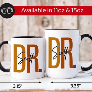 Peut inclure: Mug en c&eacute;ramique blanche avec un bord et une poign&eacute;e noirs. Le mug porte le texte "DR. Scott" en lettres orange et brunes. Le mug mesure 9,5 cm de haut, 8 cm de large et 11,7 cm de haut. Disponible en 11oz et 15oz.