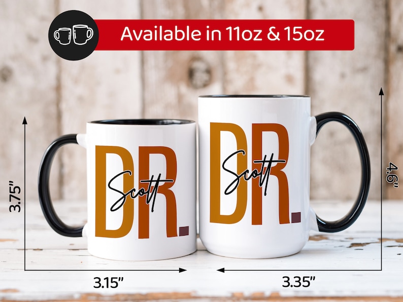 Peut inclure: Mug en c&eacute;ramique blanche avec un bord et une poign&eacute;e noirs. Le mug porte le texte "DR. Scott" en lettres orange et brunes. Le mug mesure 9,5 cm de haut, 8 cm de large et 11,7 cm de haut. Disponible en 11oz et 15oz.