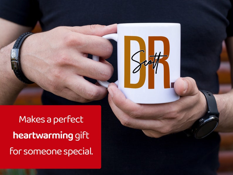 Peut inclure: Une tasse en c&eacute;ramique blanche avec un motif rouge, orange et jaune qui dit "DR. Scott" en lettres noires.