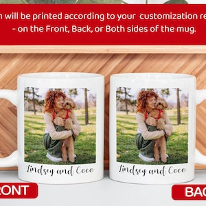 Pu&ograve; includere: Due tazze in ceramica bianca con una fotografia di una donna e di un cane stampata. Le tazze hanno la scritta "Lindsey and Coco" stampata sotto la foto. Le scritte "FRONT" e "BACK" sono stampate sul fondo delle tazze.