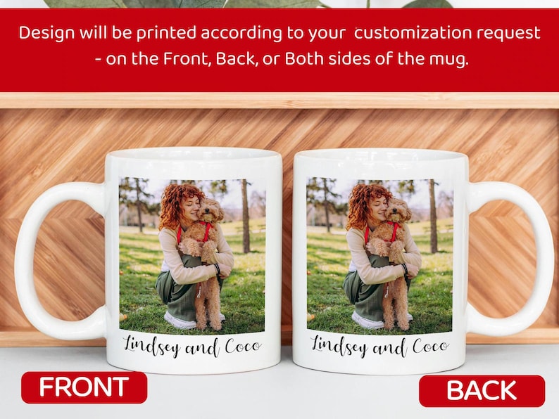 Pu&ograve; includere: Due tazze in ceramica bianca con una fotografia di una donna e di un cane stampata. Le tazze hanno la scritta "Lindsey and Coco" stampata sotto la foto. Le scritte "FRONT" e "BACK" sono stampate sul fondo delle tazze.