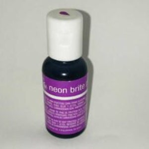 Peut inclure: Un petit flacon de colorant alimentaire violet néon avec un bouchon blanc. Le flacon est étiqueté "neon bright".