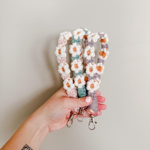 personalizable daisy wristlet keychains | daisy keychain | macrame wristlet | boho accessories | flower keychain | personalized gift