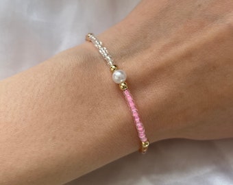 Parelarmband met gouden details, pastelkleurige armband, gouden kralenarmband