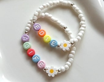 Kids bracelet with name and daisy flower bead, personalised bead bracelet for children, party bag gift, name jewellery, girls bracelet