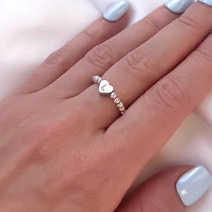 Anello con iniziale a forma di cuore incisa in argento sterling 925 e acciaio inossidabile, anello impilabile con perline, anello elastico con perline, anello a cuore in argento per donna
