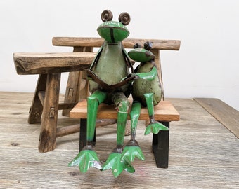 Frogs sitting on a bench - Recycled metal - Read out loud