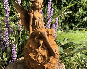 Wunderschöne Gartenfee - Elfe aus Gusseisen, die auf einer Blumenkugel sitzt