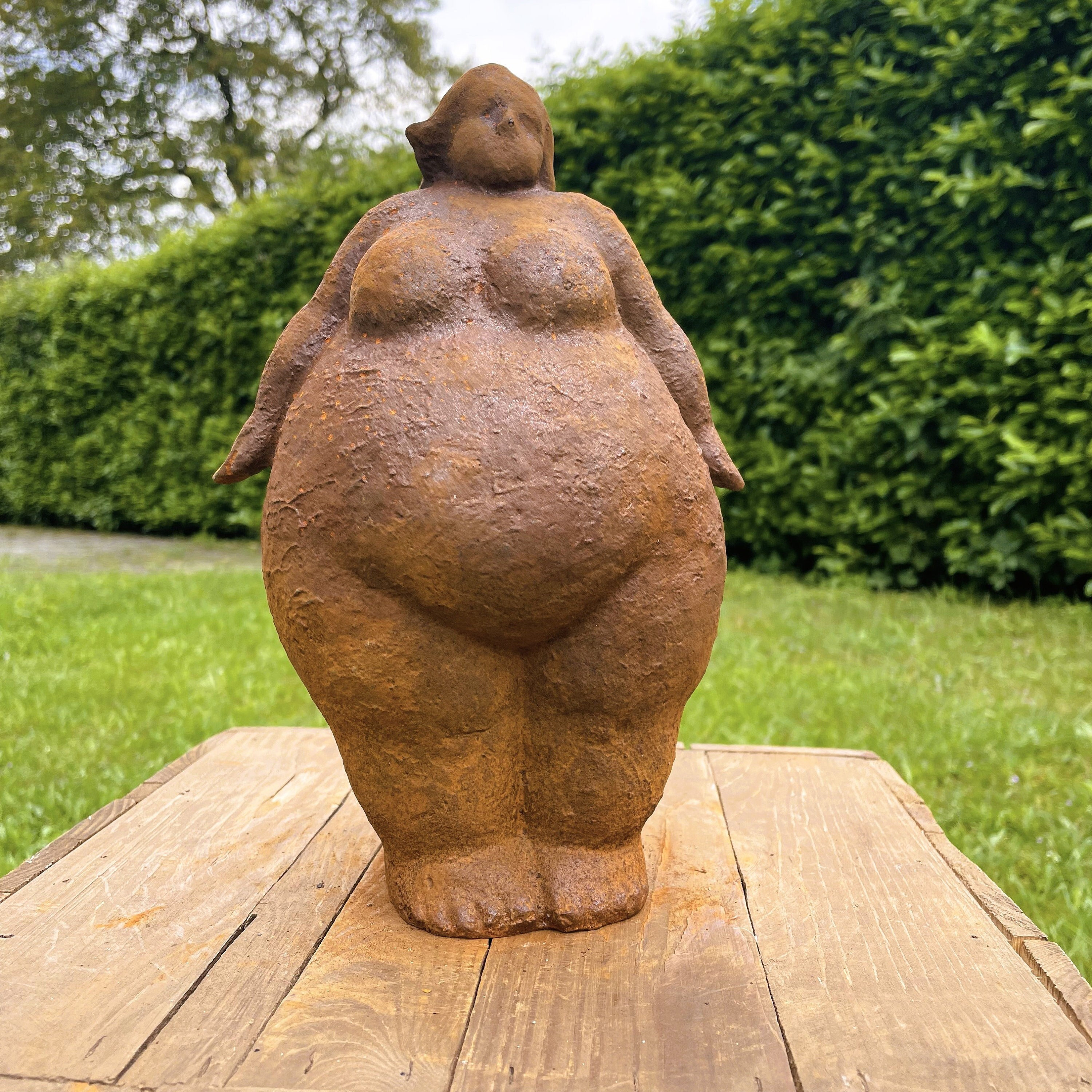 Gartenskulptur mollige Dame | Abstrakte Skulptur | Stehende dicke Dame