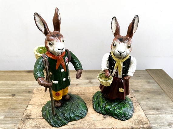 Coniglietti Decorativi Pasquali In Dolomite - Coppia Con Fiori, Altezza 15cm