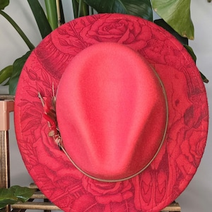 Red Burned Brim Fedora – Adjustable | Longhorn & Rose Design | Customisable Underside | Western Cowboy and Cowgirl Hat