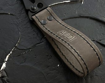 アウディ レザーカーキーホルダー、ブラックメタルカラビナ、グレー糸アクセサリー