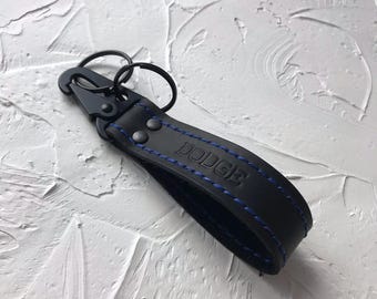 ダッジレザーキーホルダー、ブラックメタルカラビナ、ブルースレッドカーアクセサリー