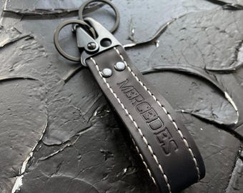 メルセデス レザーキーホルダー、ブラックメタルカラビナ、カーアクセサリー
