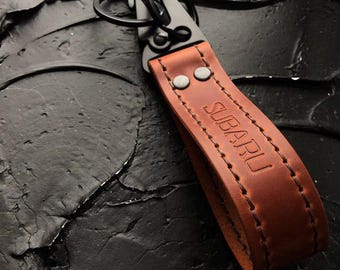 ブラウンレザーのスバルキーホルダー（ブラックカラビナ付き）、カーアクセサリー