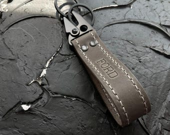 フォードレザーカーキーホルダー、ブラックメタルカラビナ、グレースレッドアクセサリー