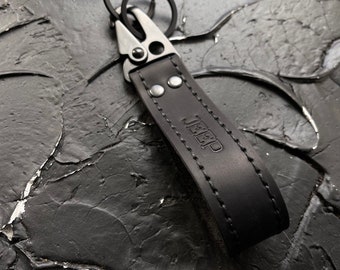 レザーキーホルダー、金属製カラビナとリング、ジープ、スズキ、フォードのカスタムカーアクセサリー、黒糸の黒レザー、彼への彼女へのギフト