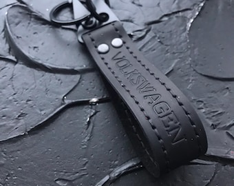 フォルクスワーゲンのレザーキーホルダー、金属製カラビナとリング、カスタムカーアクセサリー、黒または茶色のレザー、糸付き、彼への彼女への贈り物
