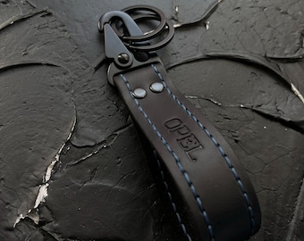 ブラックレザーのオペルキーホルダー（金属製カラビナ付き）、カーアクセサリー