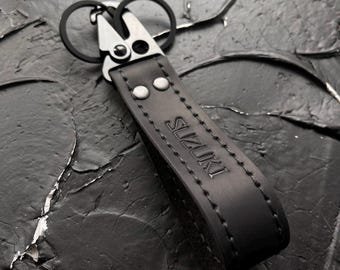 レザーキーホルダー、金属製カラビナとリング、カスタムカーアクセサリースズキブラックレザー、黒または赤の糸、彼への彼女へのギフト