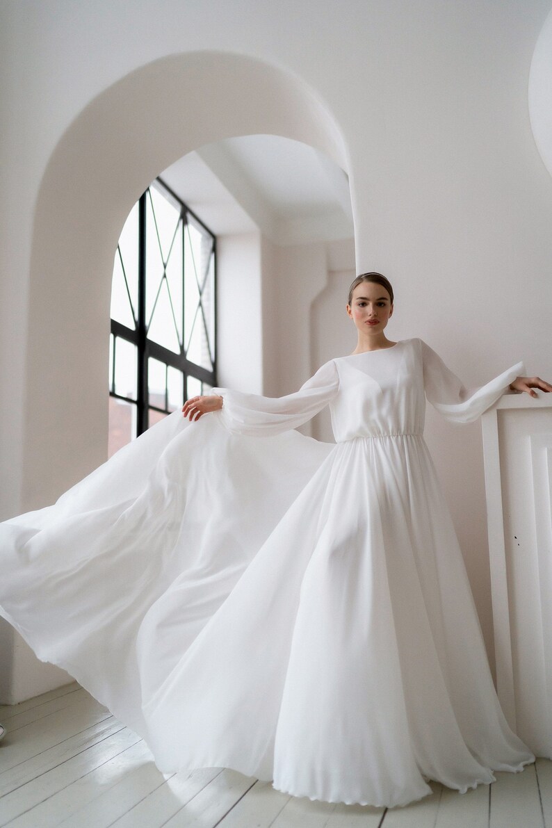 Minimalist Wedding Dress Valeria image 3