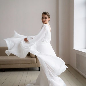 Minimalist Wedding Dress Valeria image 5