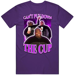 Peut inclure: T-shirt violet avec un motif de trois hommes tenant des gobelets et le texte "Can't Put Down The Cup".
