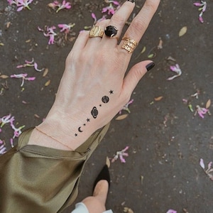 Hoitattoo avec un tatouage GRATUIT ! tatouages temporaires/minimaliste/système solaire/géométrique/étoiles/zodiaque/tatouages au poignet/tatouage sur le bras/noir