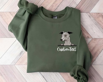 Könnte beinhalten: Militärgrünes Sweatshirt mit einem Hundegrafik und dem Text "Custom Text". Der Hund ist weiß und grau mit schwarzen Ohren. Das Sweatshirt ist aus einem weichen Material.