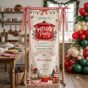 Könnte beinhalten: Ein vertikales Stoffbanner an einem Holzständer mit rot-weiß karierten Schleifen. Das Banner zeigt eine rote Topf-Illustration mit dem Text "Welcome to POTLUCK Party", "Good Food", "Great Company", "Happy Holiday Vibes", "Saturday, December 29th", "at Steve's Home" und "NEW YORK", verziert mit weihnachtlichem Grün.