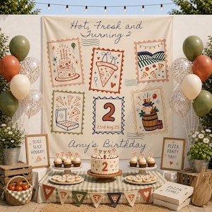 Könnte beinhalten: Ein cremefarbener Stoffhintergrund mit Illustrationen zum Thema Pizza, einer Geburtstagstorte und dem Text Hot, Fresh and Turning 2, Amy's Birthday und 23rd Aug'25. Das Set enthält eine Torte, Luftballons und Schilder mit der Aufschrift Slice Slice Hooray und Pizza Party Yay.