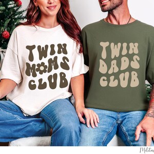 Sudadera para mamá de gemelos, camiseta para papá de gemelos, idea de regalo de cumpleaños para mamá primeriza, camiseta para mamá de gemelos embarazada, regalo para el día de la madre, sudadera para mamá, sudadera con capucha imagen 10