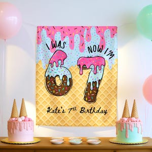 Op de afbeelding: Een verjaardagsfeestje met een banner met de tekst "I WAS 6, NOW I'M 7" met een wafelkegelontwerp. Twee taarten en ballonnen in roze en groen staan op een houten tafel. Op de banner staat ook "Kate's 7e verjaardag".