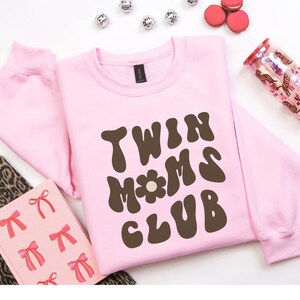 Sudadera para mamá de gemelos, camiseta para papá de gemelos, idea de regalo de cumpleaños para mamá primeriza, camiseta para mamá de gemelos embarazada, regalo para el día de la madre, sudadera para mamá, sudadera con capucha imagen 5