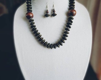 Collar de cuentas de madera de nuestras colecciones primavera-verano, lo mejor en joyas únicas y atractivas hechas a mano
