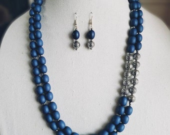 Agradable y elegante, magnífico collar de cuentas azules de calidad reliquia con toque metálico