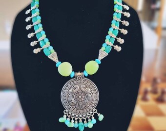 Joyas étnicas con cuentas, cuentas azules y verdes de mar con espaciadores de metal y un hermoso colgante de diseño metálico