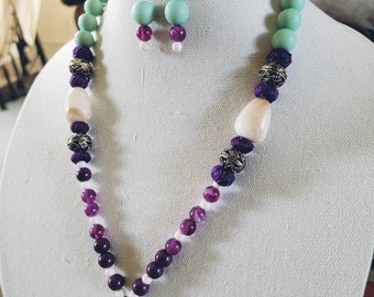 Rara combinación de cuentas verdes pastel y malvas, roscadas y un colgante púrpura brillante, hermoso collar hecho a mano