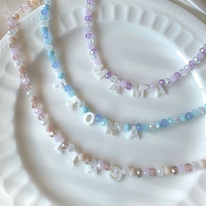 Collar con nombre personalizado y letras de nácar – Gargantilla de cuentas de cristal – Joyería con palabras personalizadas – Regalos para niños, mamás y damas de honor