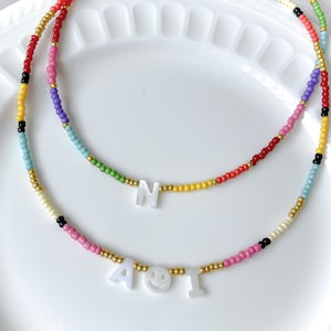 Colar de contas personalizado com letras de madrepérola, colar de palavras personalizado para crianças, colar para novas mães, gargantilha de miçangas, presentes para ela