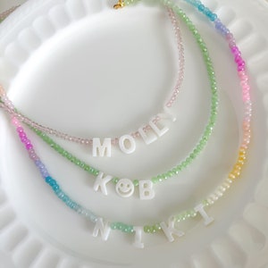 Collar de cuentas con nombre personalizado – Regalo personalizado para bebé – Gargantilla para mamá primeriza – Joyería con letras de nácar – Recuerdo hecho a mano para bebé