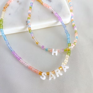 Collar con nombre personalizado y nácar, collar con palabra personalizada, collar para mamá primeriza, gargantilla de cuentas de semillas, regalos para ella