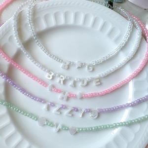 Collar de cuentas personalizado con letras de madre perla, collar de palabras personalizado, collar de dama de honor de nueva mamá, gargantilla de cuentas de cristal, regalos para ella